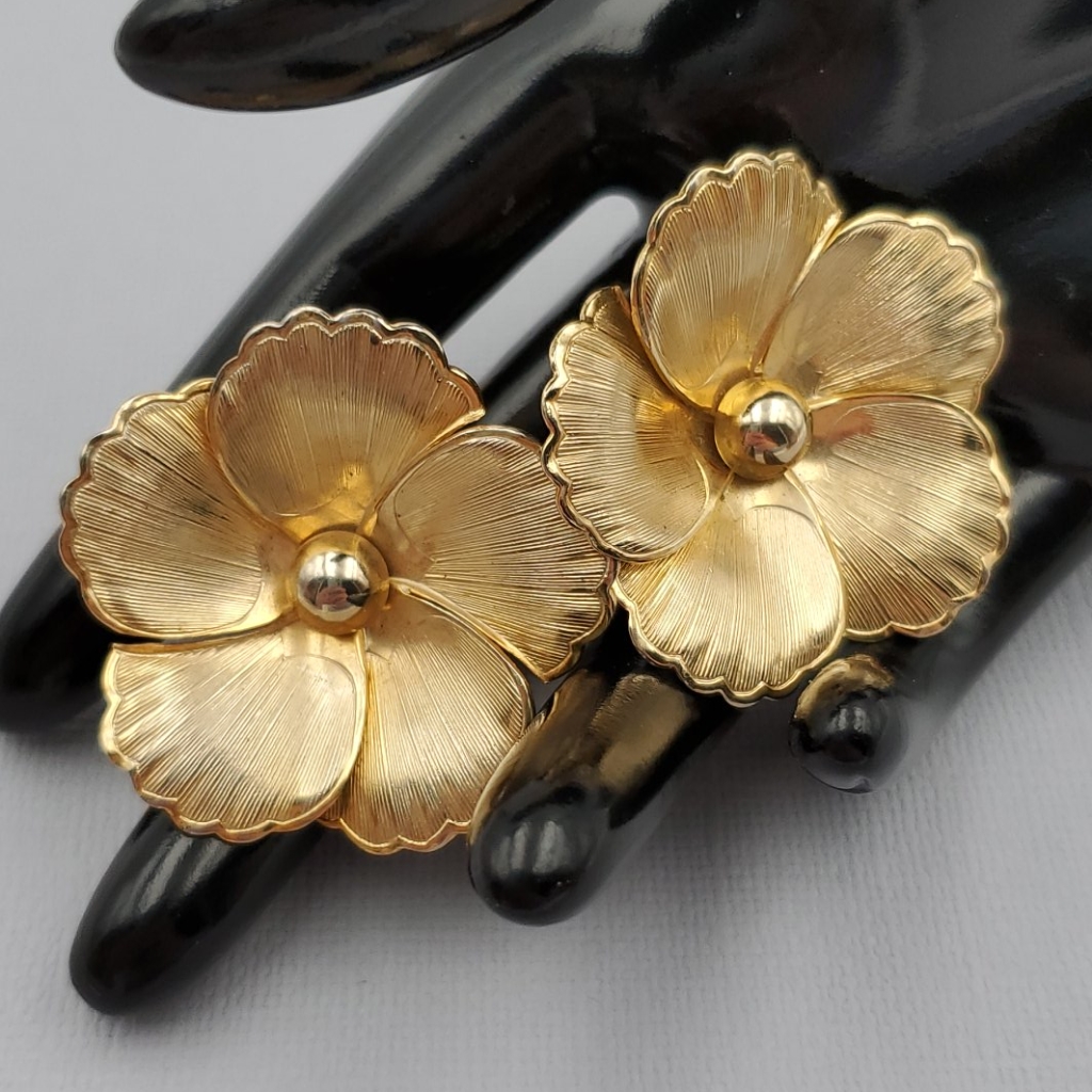 Emmons Gold Tone Flower Vintage Clip On Earrings 20$